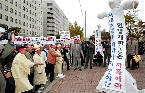 5일 상경한 충남 지역 이·통장들이 "정치권이 당리당략을 위해 행정수도 이전 추진을 번복해 결국 충청도민만 타격을 입었다"며 항의하고 있다. 